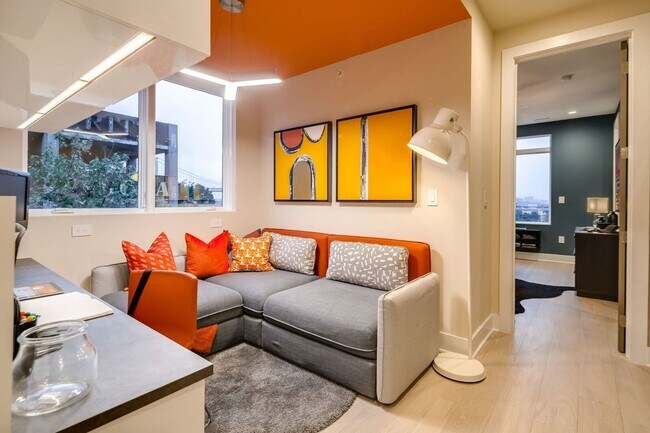 Building Photo - Old City Townhome with Parking