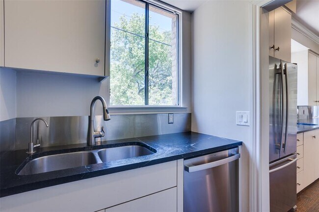 Building Photo - 3231 Tarryhollow Dr