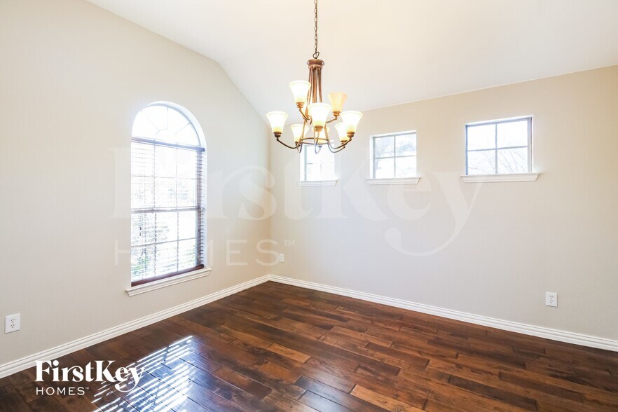 Building Photo - 206 Lavaca Dr