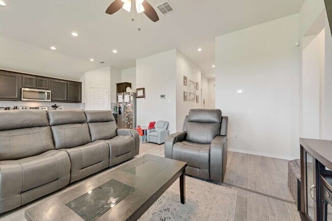 Building Photo - "Upgraded 3-Bed, 2-Bath Ranch Home Conveni...