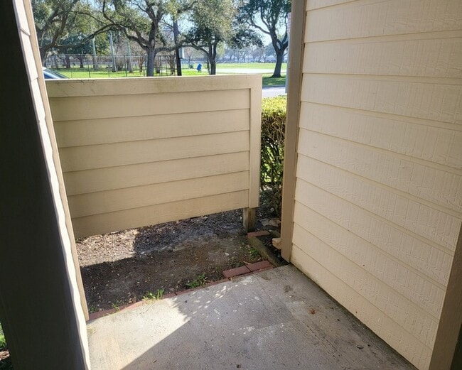 Building Photo - 7025 N Holiday Dr