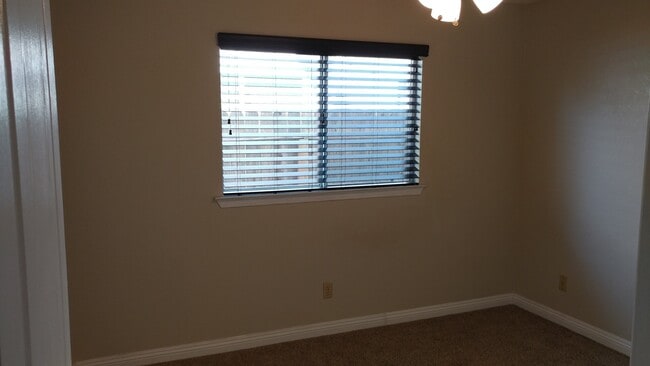 Building Photo - 2-Story home in NE Fresno, Clovis Unified Schools, super clean!