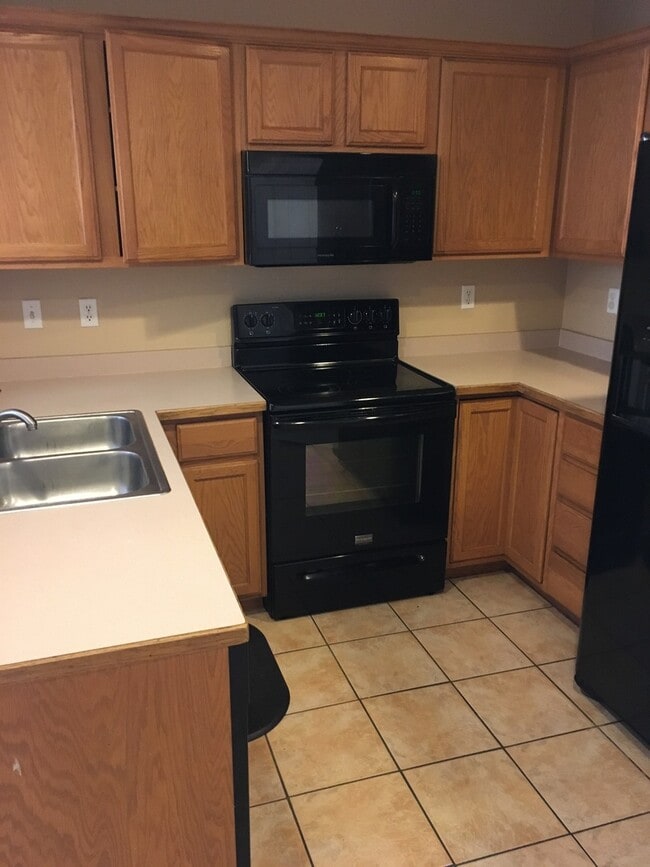 Building Photo - 3 bedroom 2 1/2 bath townhome