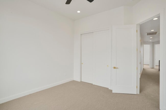 Building Photo - 996 Manen St