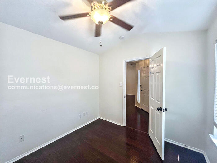 Building Photo - 317 Strawn