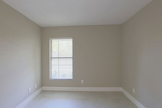 Building Photo - 5303 Summerlin Rd