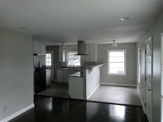 Kitchen & Dining area - 1004 Bate Ave