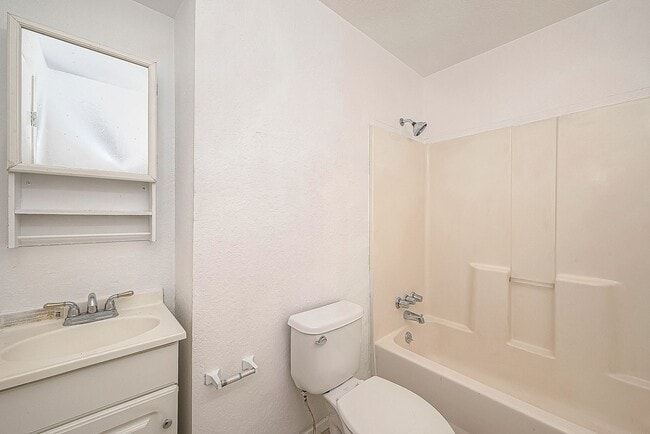 Building Photo - For Lease | Efficiency 1 Bath | 600 Sq Ft ...
