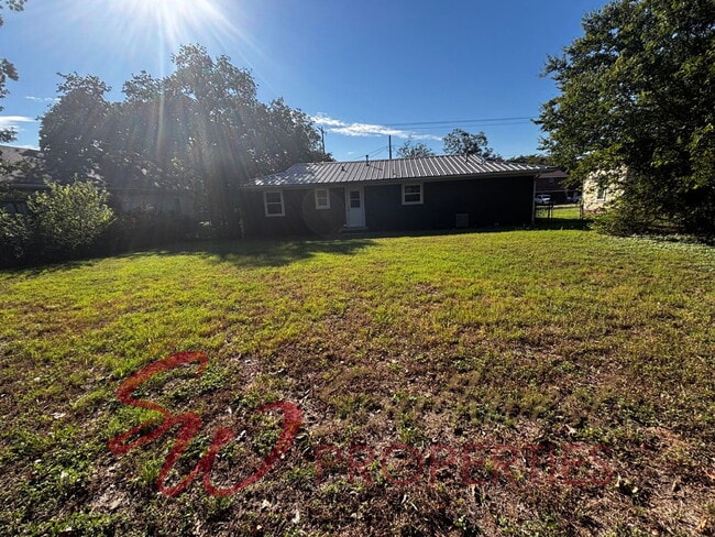 Building Photo - Cozy 2 Bed, 1 Bath Home