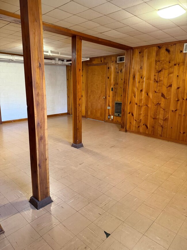 Building Photo - 4 bd 2 ba including a basement apartment in a great East Nashville location