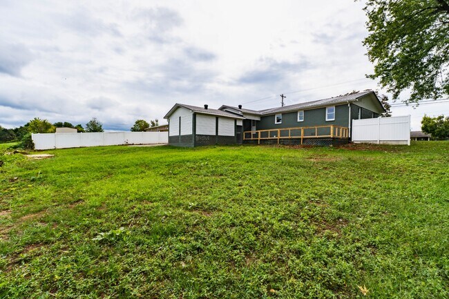 Building Photo - 212 Couch St