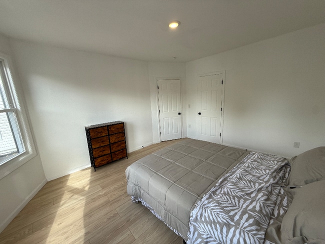 Building Photo - 32 Palm St