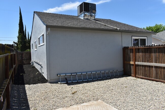 Building Photo - 1720 Bessie Ave
