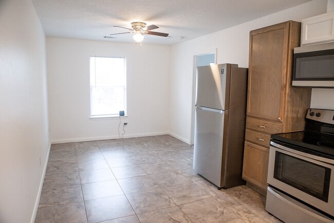 Building Photo - 605 Orangewood Dr