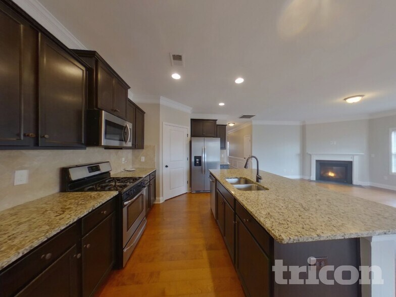 Building Photo - 910 Deepwood Ct