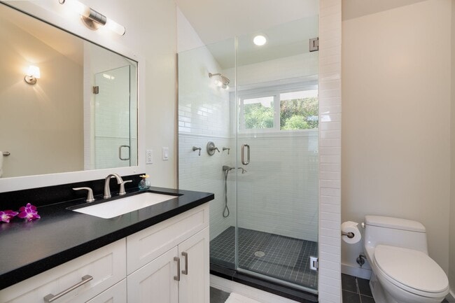 Building Photo - Enjoy Cool Breezes And Dazzling Views Of The Ocean Below At This Private, 4 Bedroom, 3.5 Bath Lan...