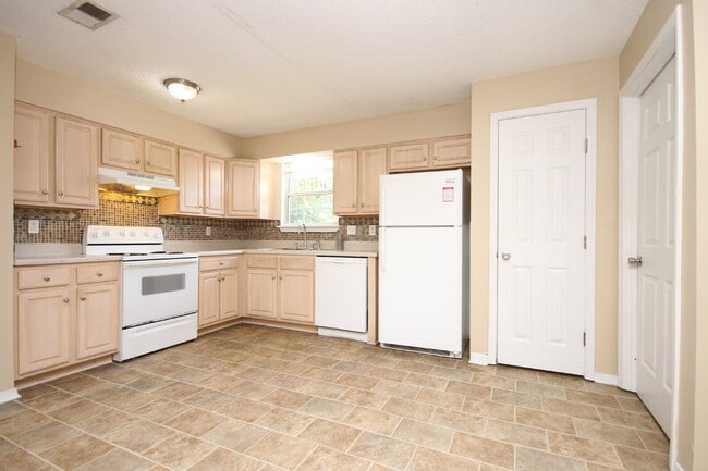 Building Photo - Move-in Ready Spacious & Pet-Friendly 3/2 ...