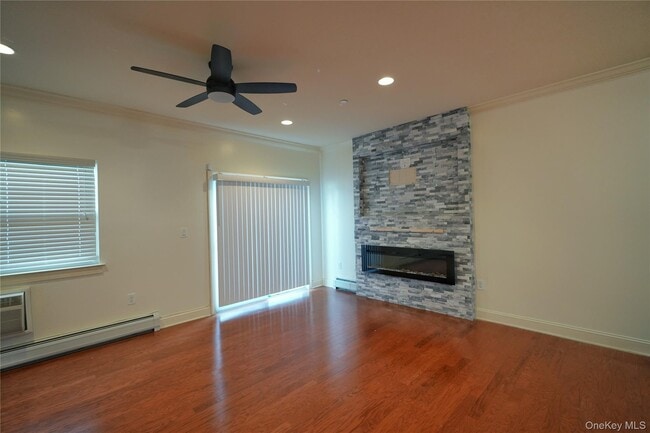 Building Photo - 102 Cove Ct