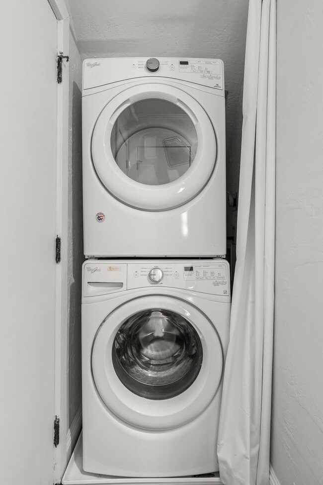 Building Photo - Remodeled One bedroom Woodstock Unit