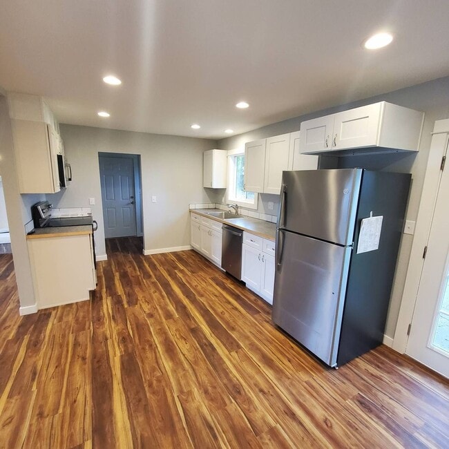 Building Photo - Pet Friendly Single level, 3 bed: 2 bath home with an open yard area and 2 car garage