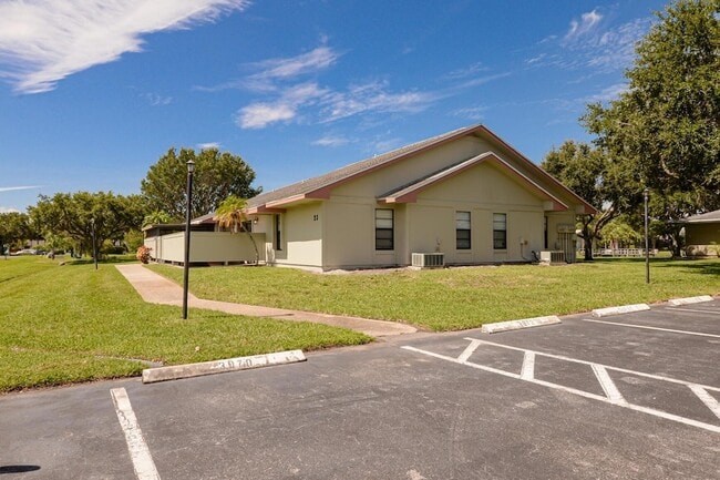 Building Photo - 3970 NW Cinnamon Tree Cir