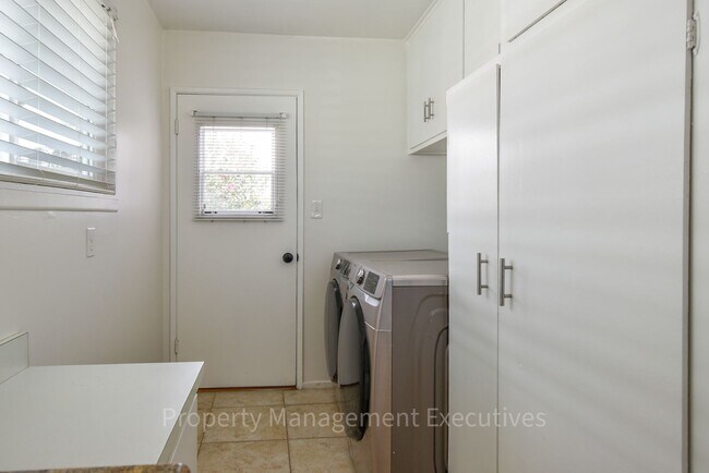 Building Photo - 3 Bedroom, 2 Bath House with Large Backyard