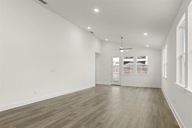 Building Photo - 1117 Yaupon Holly Dr