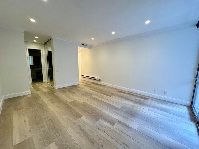 Building Photo - Luxury living in the heart of West Hollywood at the Kings Plaza!