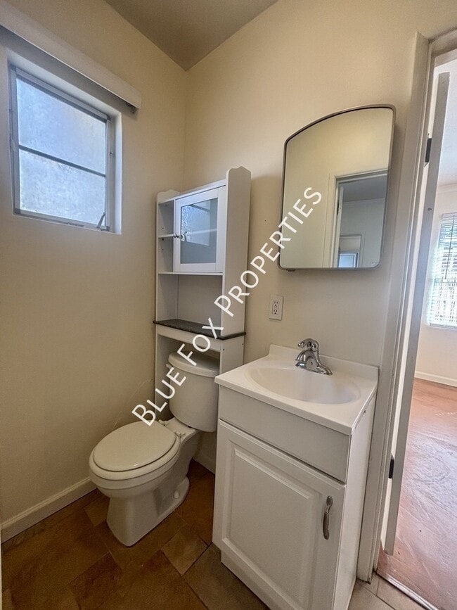 Building Photo - 925 E Adams St