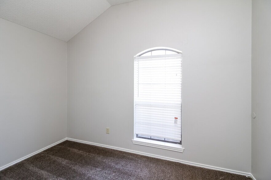 Building Photo - 2506 Arapaho Dr