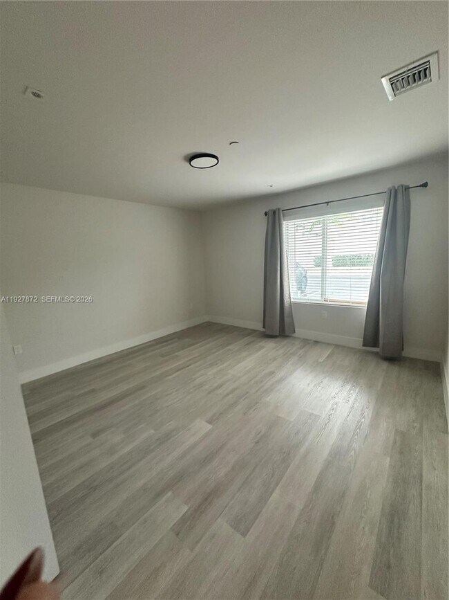 Building Photo - 2555 NE 193rd St