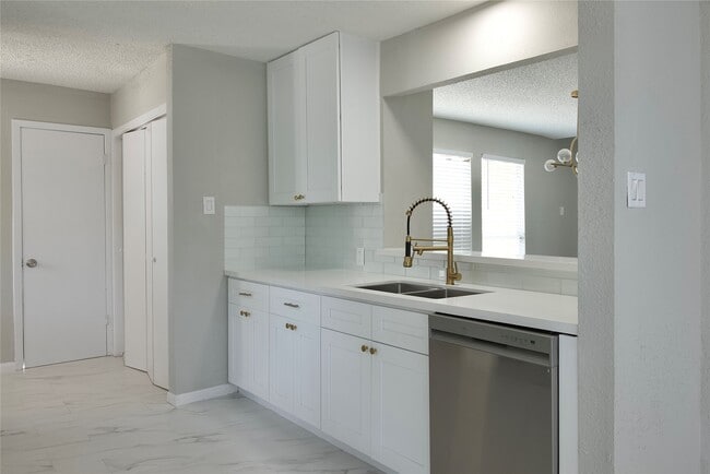 Building Photo - 5111 Pinewilde Dr