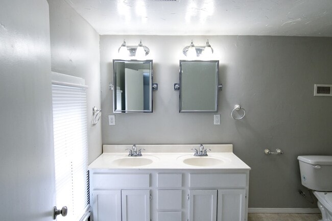 Building Photo - **Spacious 3 bed 2 bath w/ Fenced In Back ...