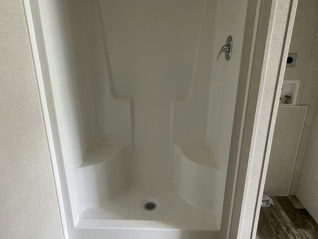 Building Photo - 1250 Lakeview Dr