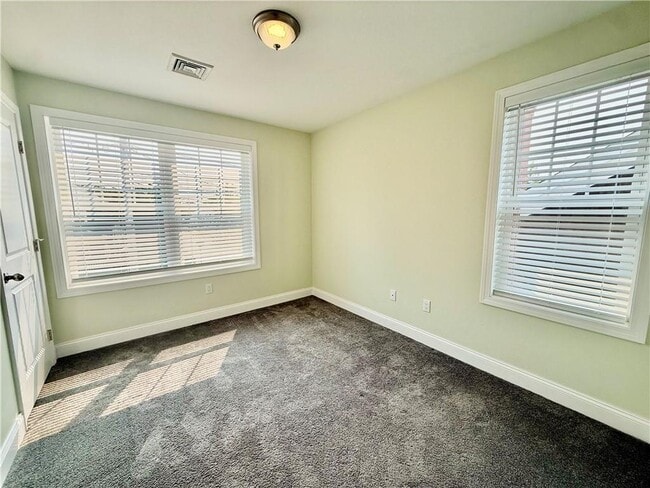 Building Photo - 52 Bedlow Ave