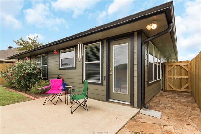 Building Photo - 1031 Fallbrook Loop