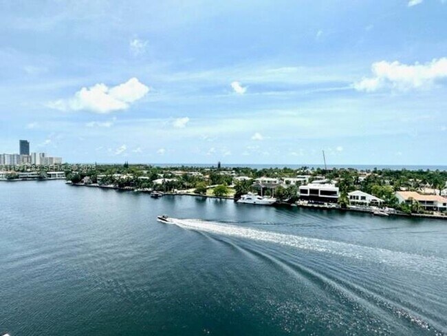 Building Photo - 20201 E Country Club Dr