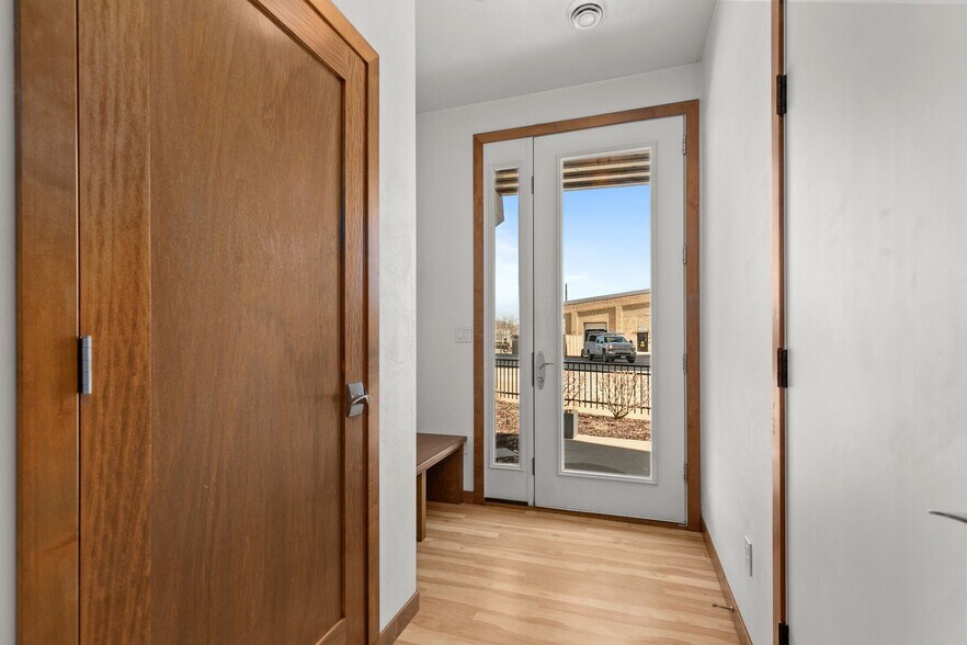 Building Photo - 1141 E Banta Ct