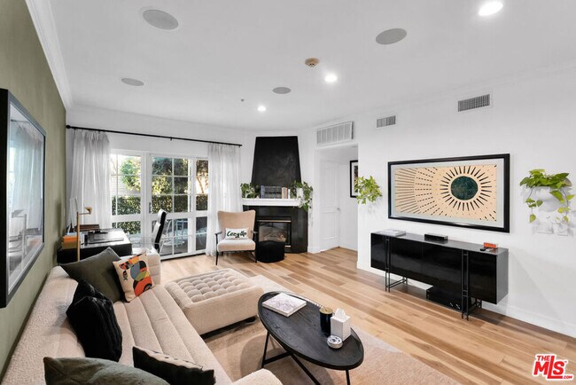 Building Photo - 851 N San Vicente Blvd