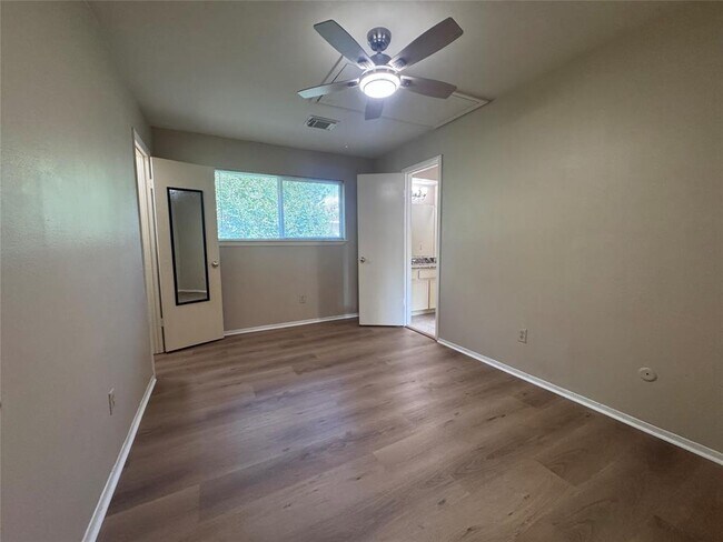 Building Photo - 10810 Sugar Hill Dr