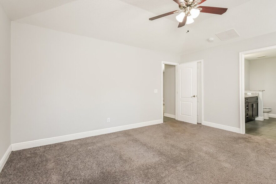 Building Photo - 1004 Dartmoor Pl