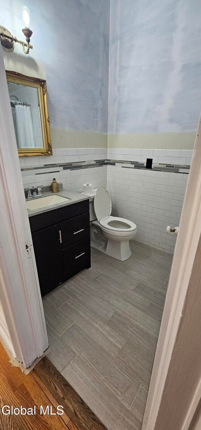 Building Photo - 44 Clinton Ave