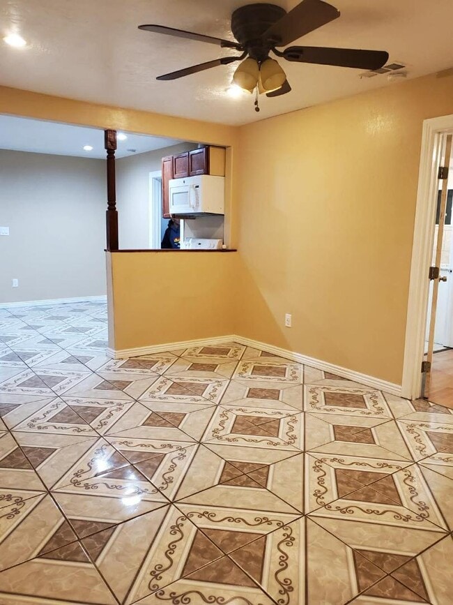 Building Photo - 911 W Hendricks St