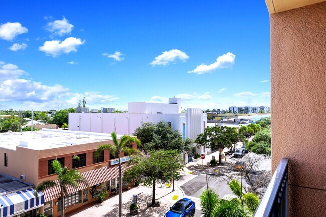 Building Photo - 511 Lucerne Ave