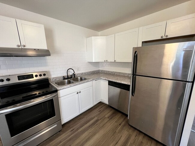 Building Photo - Spacious 3 Bedroom Home with Attached & Detached Garages