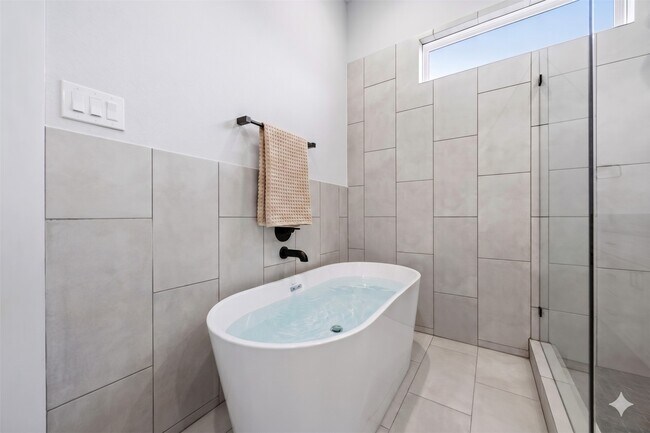 Building Photo - 6111 Campos Dr