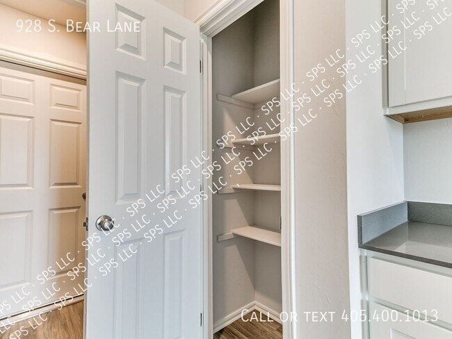 Building Photo - 928 S Bear Ln