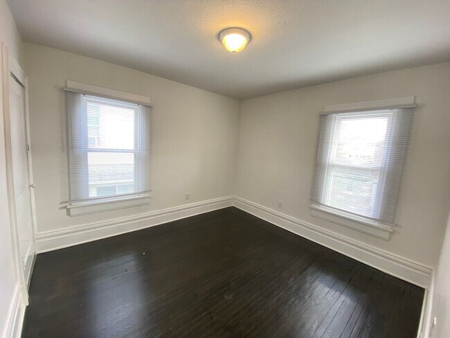 Building Photo - E Hudson St 163-167 NSLLC