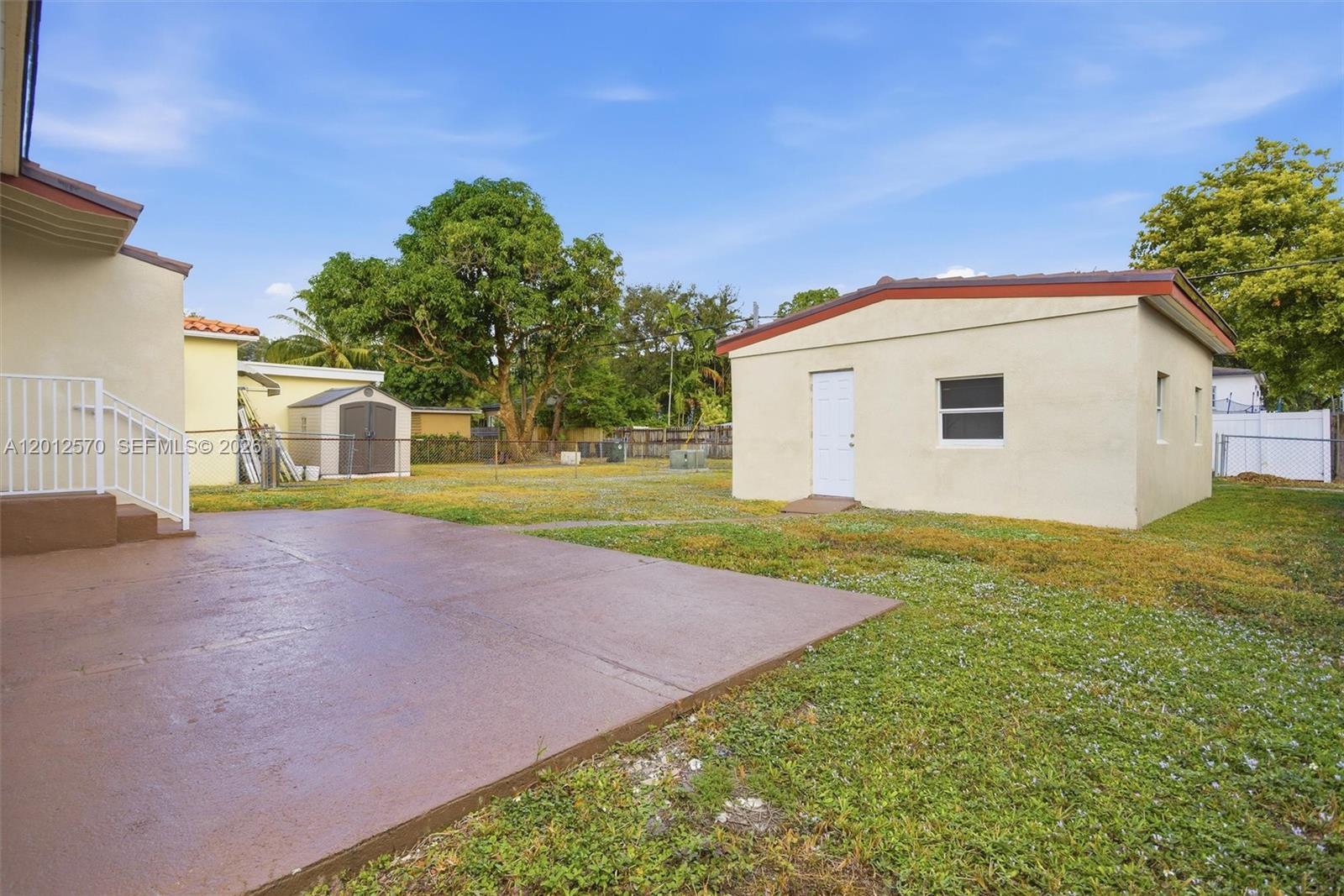 Building Photo - 461 Plover Ave