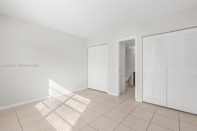 Building Photo - 10032 Twin Lakes Dr